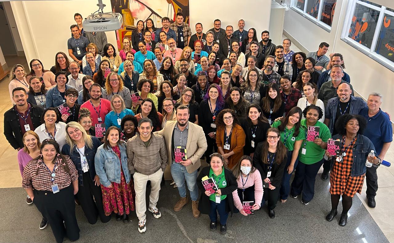 Grupo de mais de 100 participantes em workshop com o livro Liderança Humanizada
